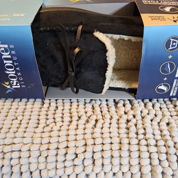 Men's Isotoner Slippers - Picture 2 of 3